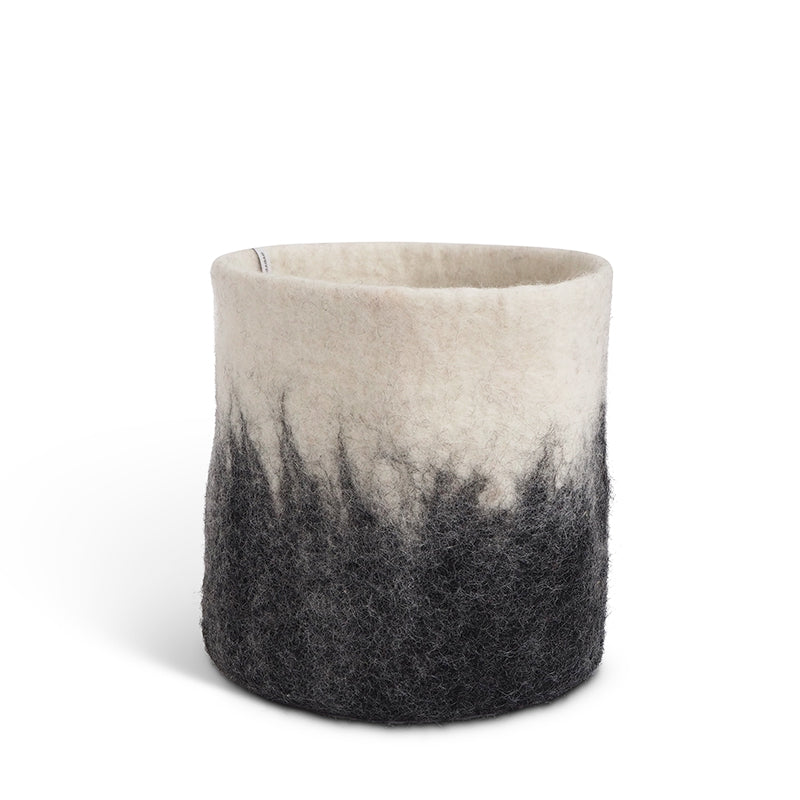 Aveva Flower Pot 18, Aveva’s handmade flowerpots in 100% wool with a flat bottom and two different colors blend together, creating a lovely ombré effect. The inside is coated with natural rubber that makes the flowerpot waterproof. Follow the care instructions below