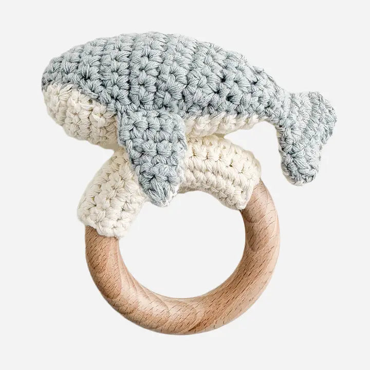 A sweet whale teether with a rattle to entertain your little ones or lull them to sleep. Made from soft cotton and beech wood for safe chewing, it's the perfect blend of fun and functionality. Huset in Venice California