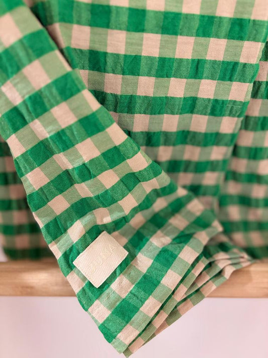 Green and beige checkered fabric Stylish loungewear that takes you from indoor to outdoor and day to night. Made of 100% cotton these Danish fashion pieces will feel amazing and make your hot days cooler. They have a pleasantly loose fit and comfortable cut, making them a versatile addition to your wardrobe. The Bæk&Bølge series employs the classic seersucker weaving method, resulting in delectably soft, light-as-a-feather bedding and lounge wear.