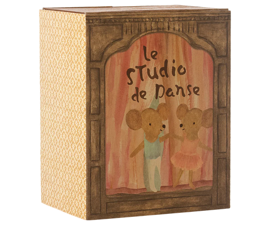 Open the doors of this magical box and explore a world of dance, stardust and storytelling. This set includes a paper box, that is both a dance studio and a cosy mouse house, as well as two mice dressed for hours of dance in their beautiful clothes. The bunk beds and the addition of the studio makes play even for exciting to be able to switch between locations after a long day of dance and be able to get some rest.