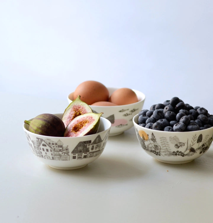 A dipping bowl can be used for eating strawberries with cold milk in the grass, to serve a small portion of wild mushroom soup, or maybe to keep the keys to your summer house safe. Either way, the touch of wildlife will leave you daydreaming of a warm wind and the calming sounds of nature