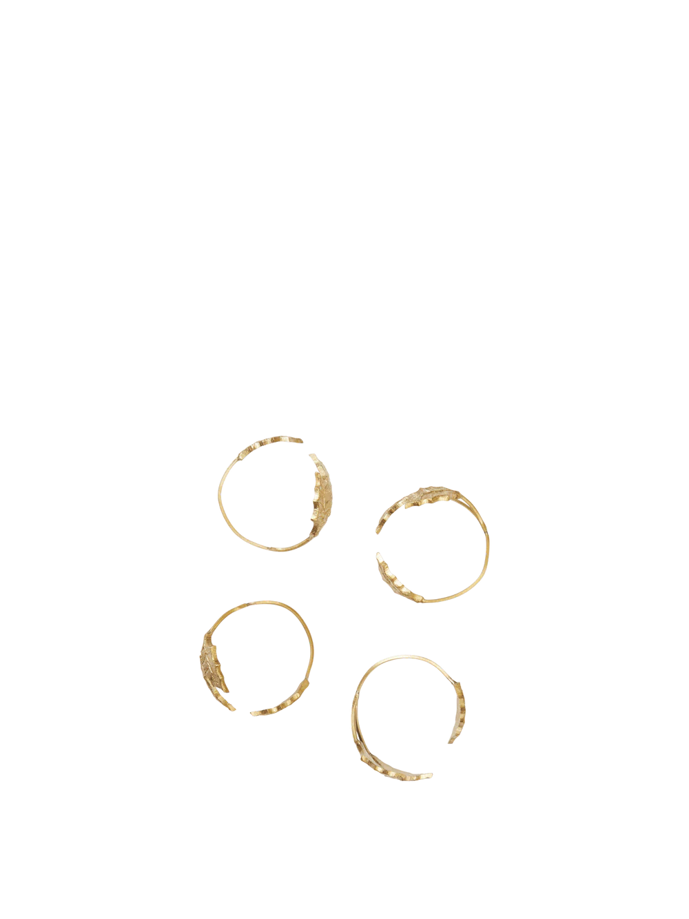 Inspired by nature, the Holly Leaf Napkin Rings echo the elegance of fine jewellery, lending a graceful and effortless accent to the holiday table. Crafted from cast brass, each ring features intricate detailing that reflects the organic beauty of holly leaves. Designed to wrap delicately around your napkins, they bring a sense of occasion to festive gatherings and meaningful moments alike.