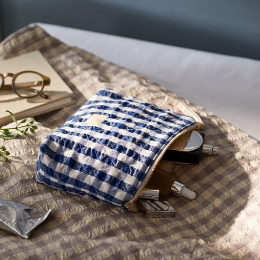 Measuring 9" x 6" x 2", the Nola toiletry bag is a timelessly cool quilted bag perfect for keeping your belongings in one place: makeup, stationery, electronics, or whatever you decide. The Nola bag is as practical as it is sustainable, and as stylish as it is versatile.