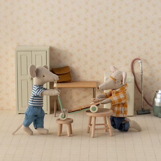 This mouse is called LouiMax, and he is a really adventurous guy. He wears a blue striped shirt and a pair of denim pants. The mouse has magnets in his hands and is sold in a decorative box. The mouse is the size big brother. Get ready to peruse the outdoors with a fashionable outfit and a longing for a tan.