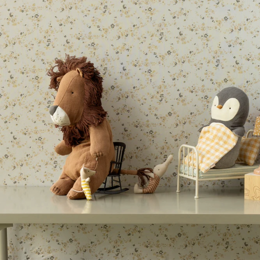 Maileg Safari Friends Lion and Penguin with more friends in a cute cottage with flowery wallpaper.