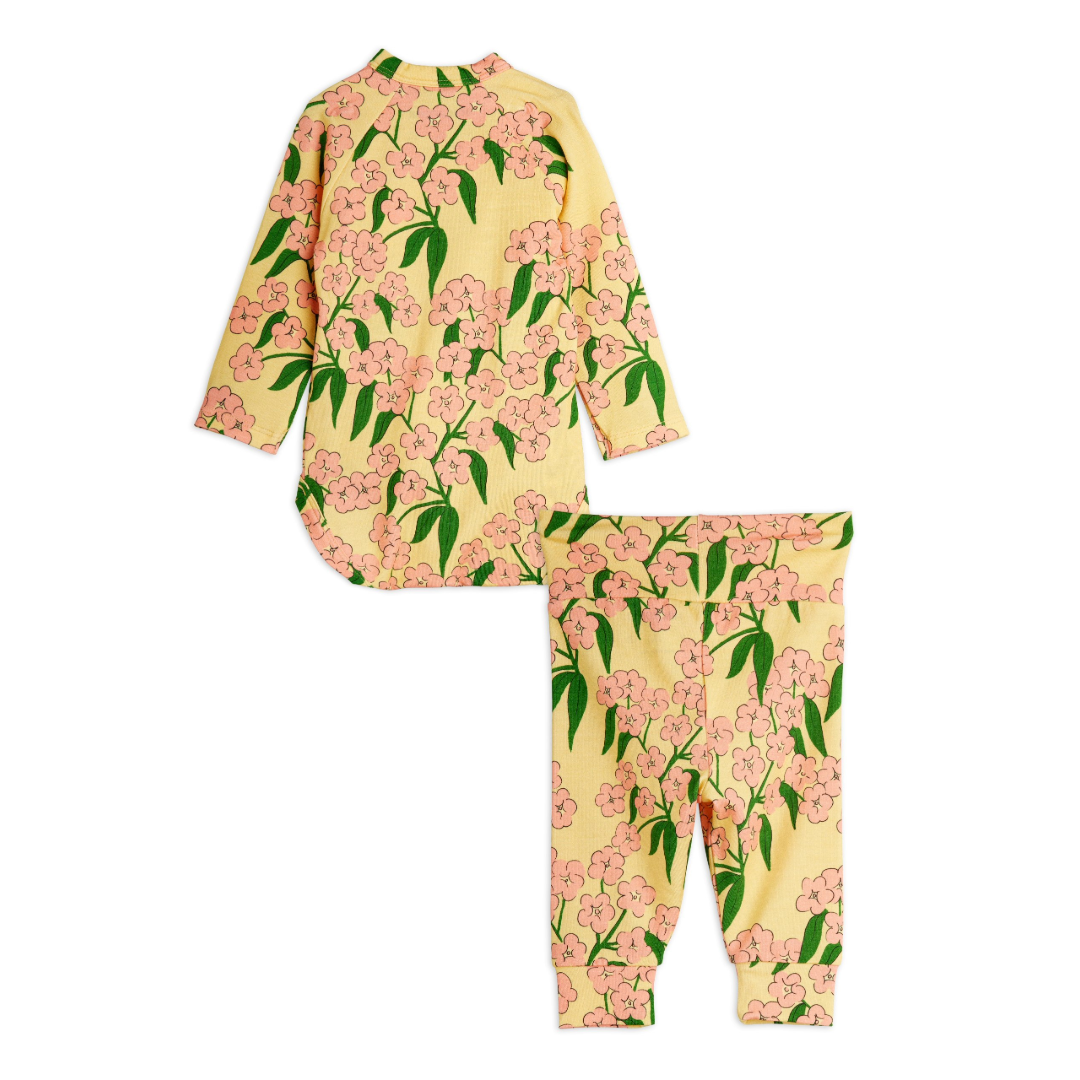 Baby bundle containing a long sleeve bodysuit and leggings. The bodysuit features snap buttons at shoulder and crotch for easy dressing. Leggings designed with a soft elastic waist and cuffs at leg ends.
Features all over Alpine Flowers print.