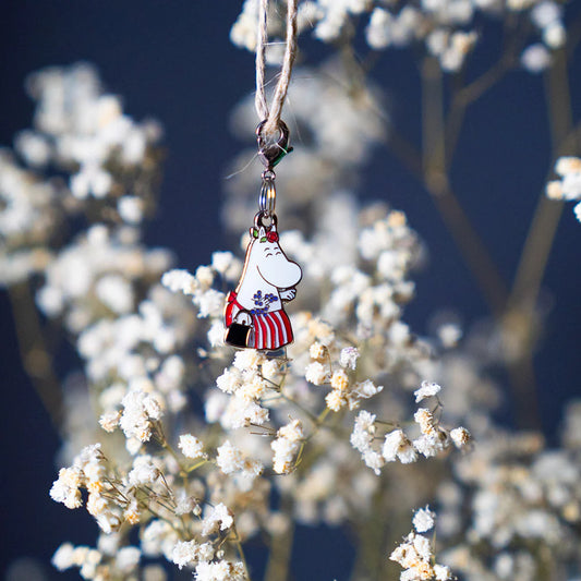 Moominmama from the Moomin cartoon as a small charm that you can add to a bracelet or bag and give to friends.