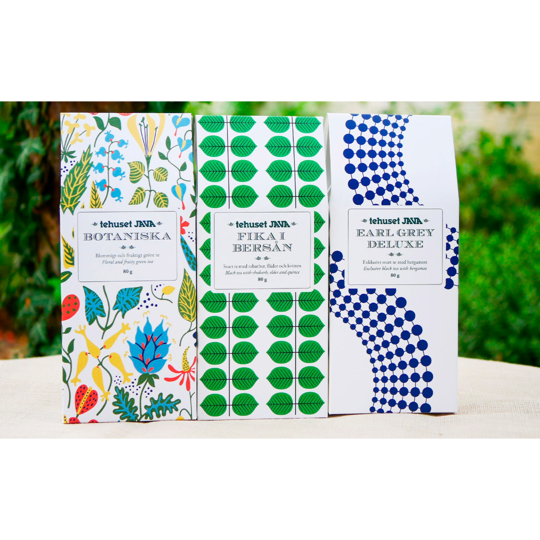 In this collection, Tehuset Java has used three of Lindberg’s most iconic designs – Herbarium, Berså, and Adam. They have combined these classic patterns with three of Tehuset Java’s most beloved tea blends and coffees. To add a special touch to the classic Swedish “fika”, the products include pyramid tea, loose tea, and ground coffee, all packaged with Stig Lindberg designs.
Tehuset Java has been delivering high-quality products to Swedish retail since 1932. As a family-owned company,