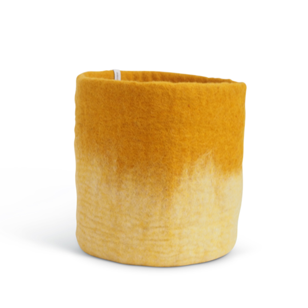 Aveva Flower Pot 18, Aveva’s handmade flowerpots in 100% wool with a flat bottom and two different colors blend together, creating a lovely ombré effect. The inside is coated with natural rubber that makes the flowerpot waterproof. Follow the care instructions below
