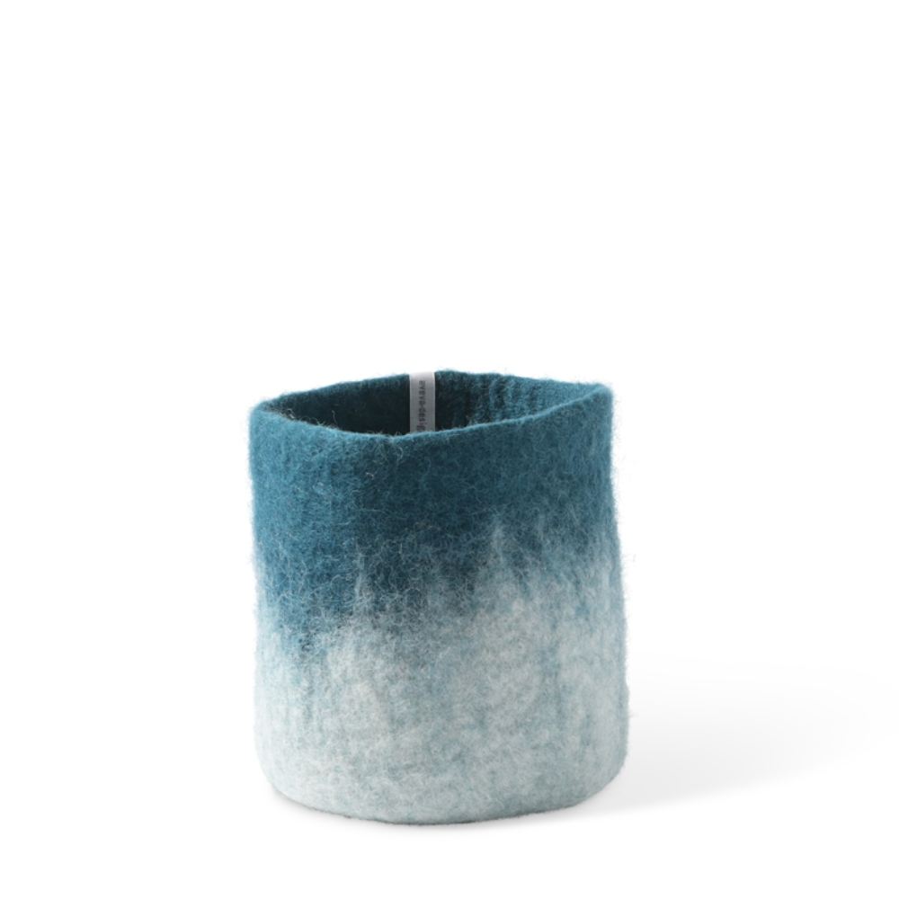Aveva Flower Pot 18, Aveva’s handmade flowerpots in 100% wool with a flat bottom and two different colors blend together, creating a lovely ombré effect. The inside is coated with natural rubber that makes the flowerpot waterproof. Follow the care instructions below