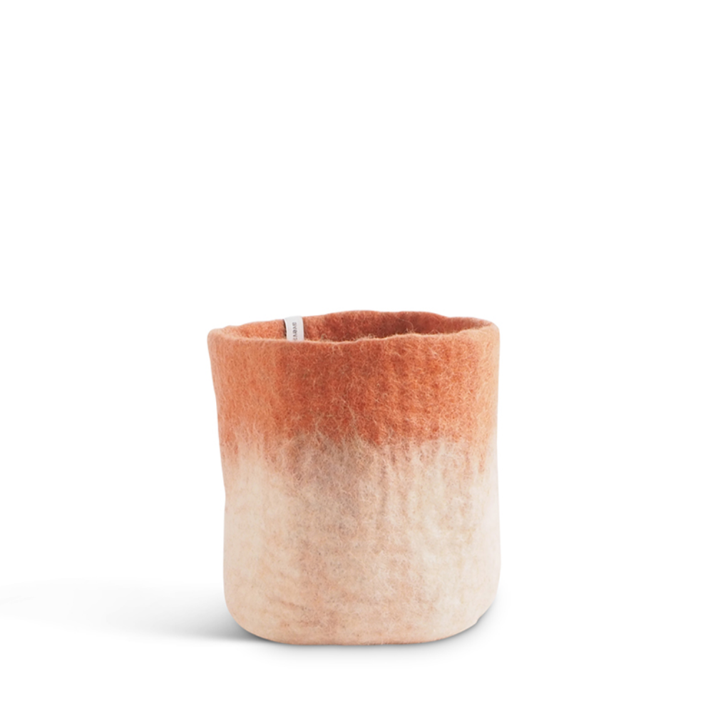 Aveva Flower Pot 18, Aveva’s handmade flowerpots in 100% wool with a flat bottom and two different colors blend together, creating a lovely ombré effect. The inside is coated with natural rubber that makes the flowerpot waterproof. Follow the care instructions below