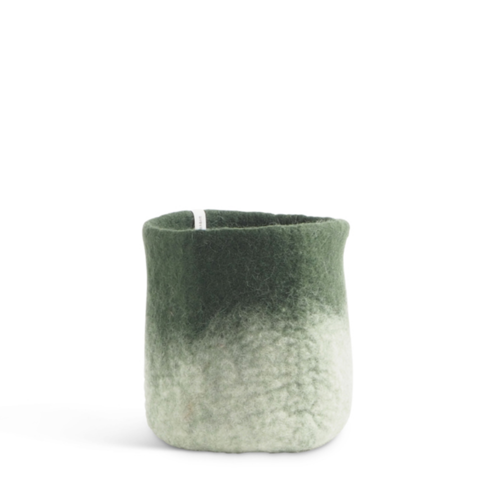 Aveva Flower Pot 18, Aveva’s handmade flowerpots in 100% wool with a flat bottom and two different colors blend together, creating a lovely ombré effect. The inside is coated with natural rubber that makes the flowerpot waterproof. Follow the care instructions below