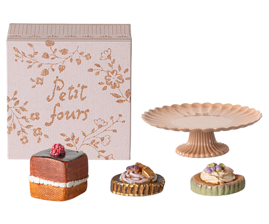 This little set of 3 delicious cakes on a beautiful decorated cakestand in rose color is a must have.
