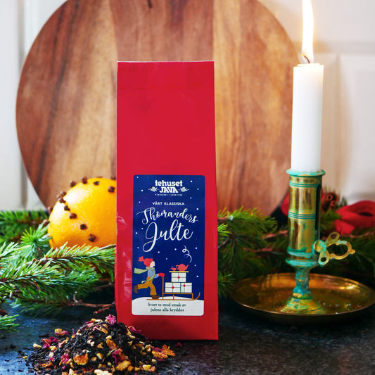 A Christmas tea from Tehuset Javathat brightens up the Christmas darkness.
Ingredients: Black tea, Almonds , Cinnamon , Orange peel, Rose petals, Aroma