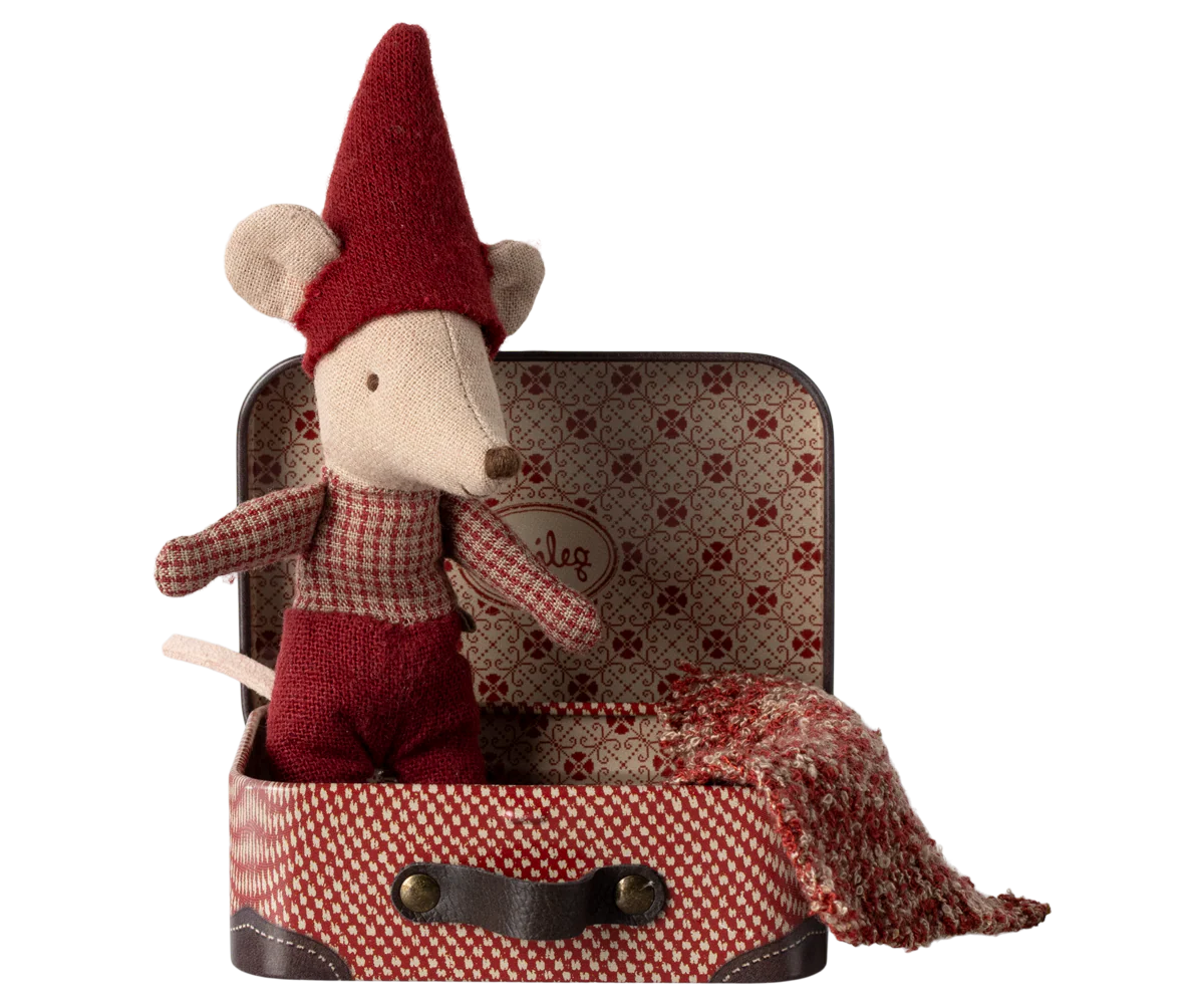The small travel suitcase comes with a special content this season. Inside the suitcase a tiny Christmas mouse is sleeping with a warm blanket.