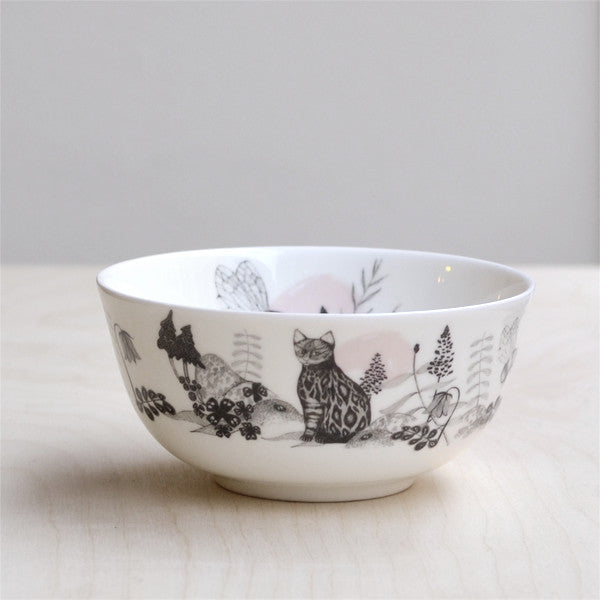 A dipping bowl can be used for eating strawberries with cold milk in the grass, to serve a small portion of wild mushroom soup, or maybe to keep the keys to your summer house safe. Either way, the touch of wildlife will leave you daydreaming of a warm wind and the calming sounds of nature