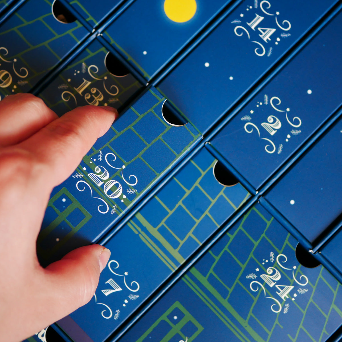 Contains loose teas from all corners of the world in a delightful combination of classic favorites and exciting new releases. A dream for all tea lovers! This year we have also sneaked in some practical surprises.&nbsp;

The tea in the compartments is enough for a whole teapot. Enjoy several cups of tea every day or why not take the opportunity to share the experience with someone you love? We at Tehuset Java wish you a really good tea time!

There have also been some golden tickets sneaked into some of the