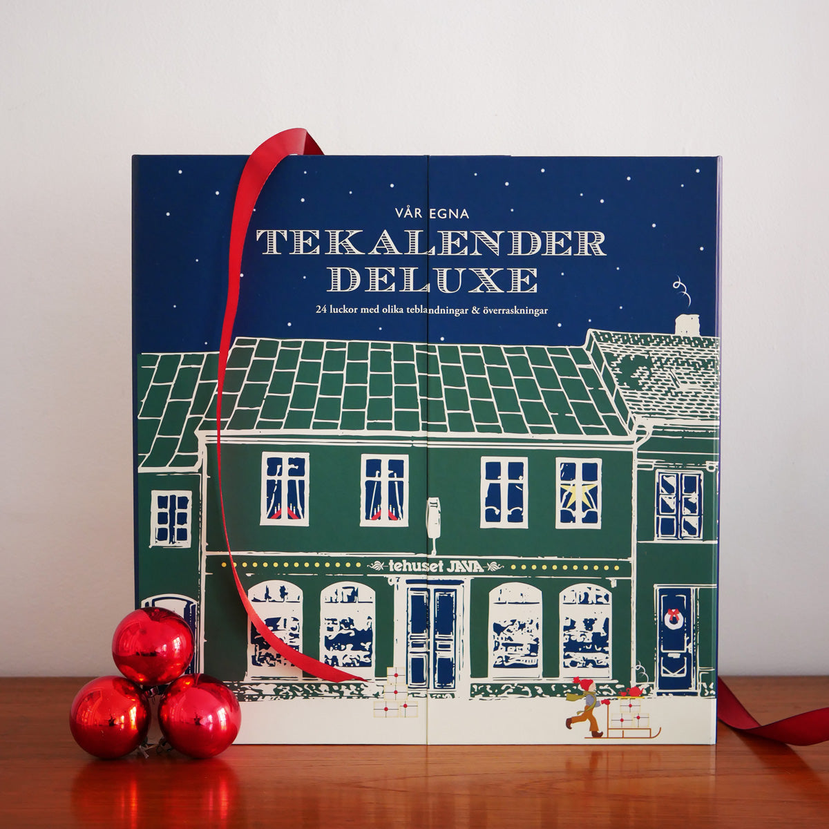 Contains loose teas from all corners of the world in a delightful combination of classic favorites and exciting new releases. A dream for all tea lovers! This year we have also sneaked in some practical surprises.&nbsp;

The tea in the compartments is enough for a whole teapot. Enjoy several cups of tea every day or why not take the opportunity to share the experience with someone you love? We at Tehuset Java wish you a really good tea time!

There have also been some golden tickets sneaked into some of the