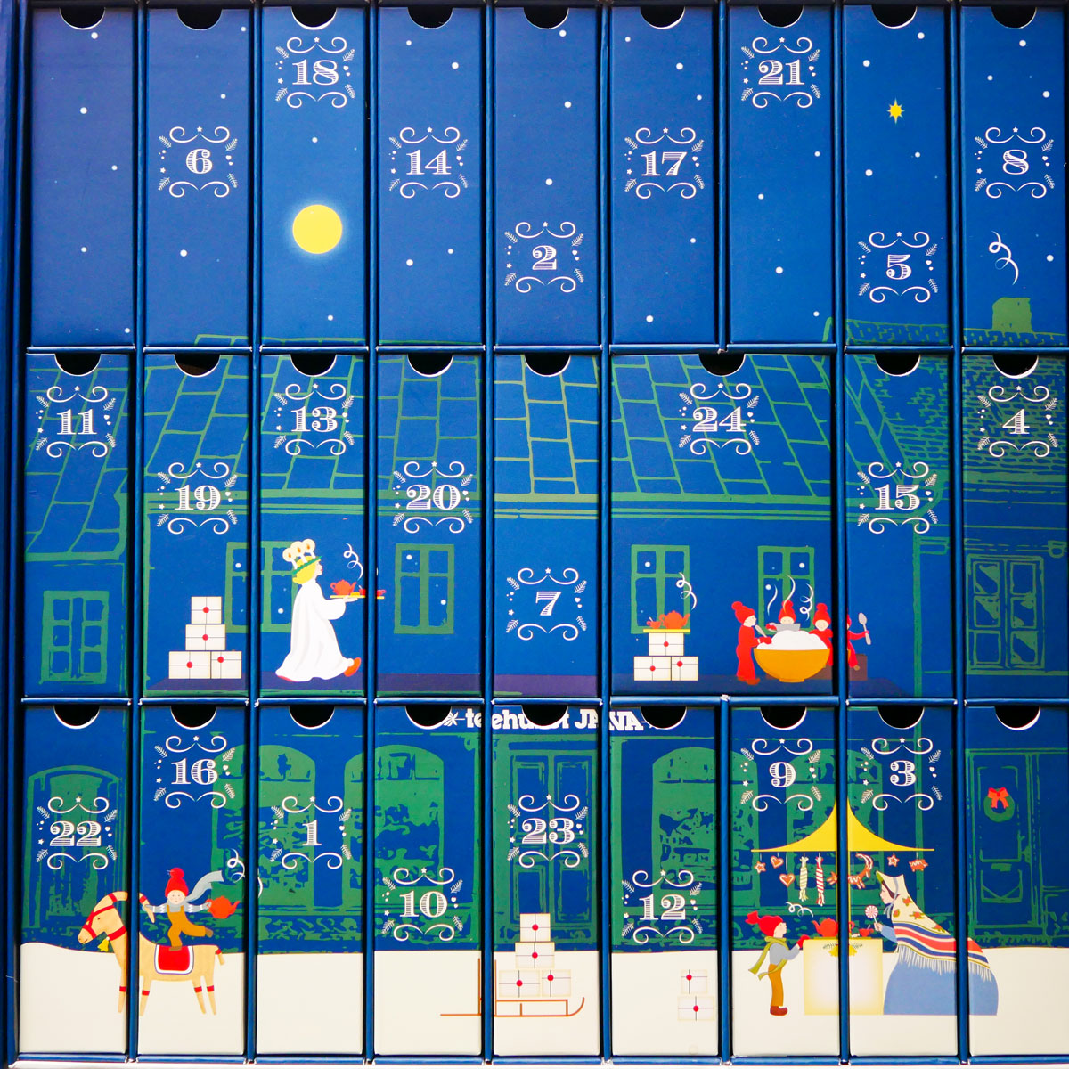 Contains loose teas from all corners of the world in a delightful combination of classic favorites and exciting new releases. A dream for all tea lovers! This year we have also sneaked in some practical surprises.&nbsp;

The tea in the compartments is enough for a whole teapot. Enjoy several cups of tea every day or why not take the opportunity to share the experience with someone you love? We at Tehuset Java wish you a really good tea time!

There have also been some golden tickets sneaked into some of the