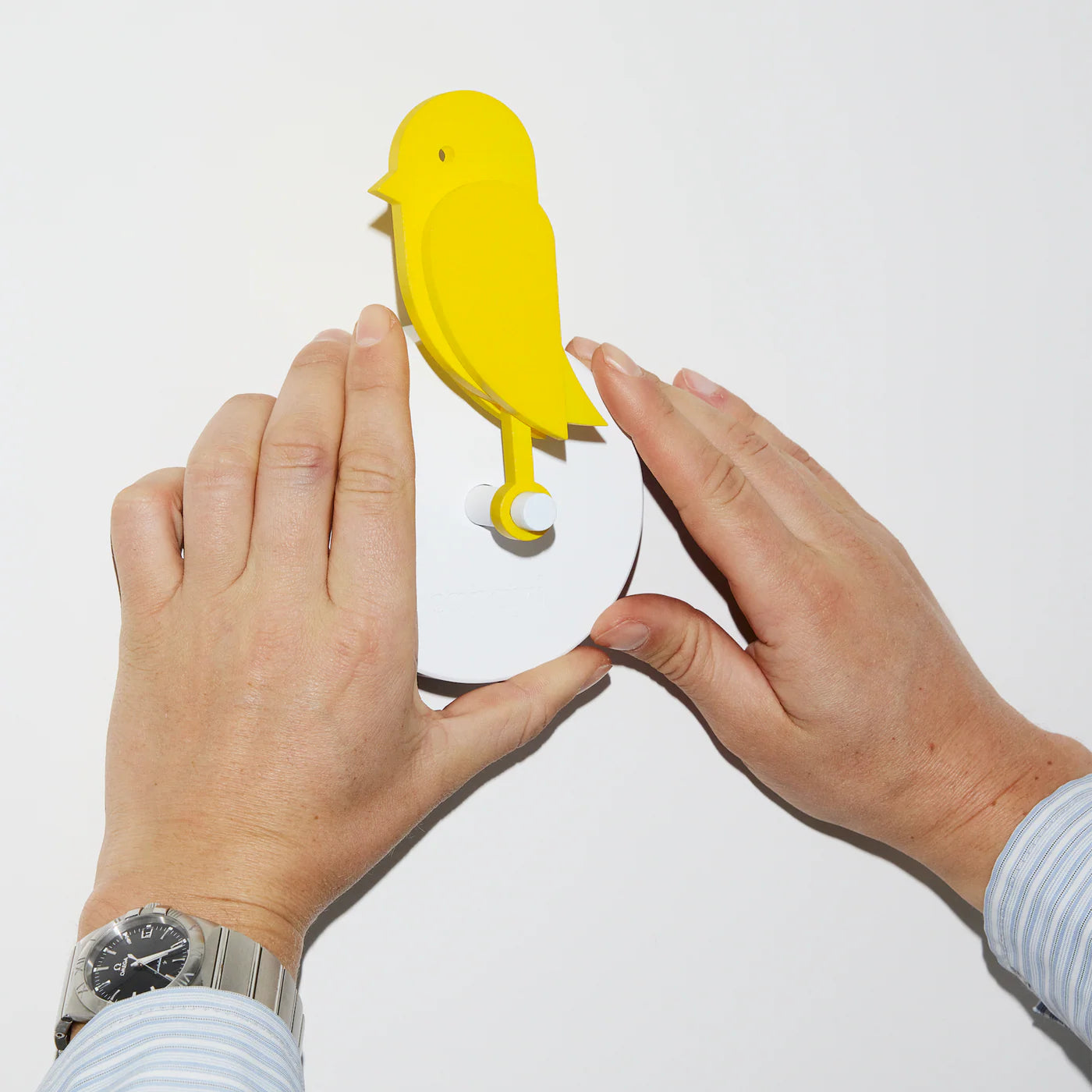 When air quality is poor, Birdie® will drop down when the level of CO2 is higher than 1.000 ppm for more than 10 minutes. When the level of CO2 drops below 800 ppm again the Birdie will return to standing position. It's very important to get airflow when you ventilate your home - you can get optimal airflow by opening multiple windows at once. Danish Health Authorities recommend ventilating for 5-10 minutes 2-3 times a day. Something that is very easy to forget to do. Unlike other air quality monitors, Bird