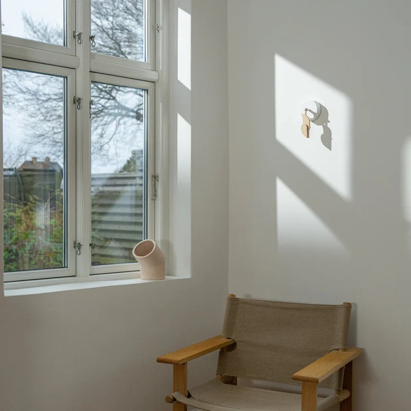 When air quality is poor, Birdie® will drop down when the level of CO2 is higher than 1.000 ppm for more than 10 minutes. When the level of CO2 drops below 800 ppm again the Birdie will return to standing position. It's very important to get airflow when you ventilate your home - you can get optimal airflow by opening multiple windows at once. Danish Health Authorities recommend ventilating for 5-10 minutes 2-3 times a day. Something that is very easy to forget to do. Unlike other air quality monitors, Bird