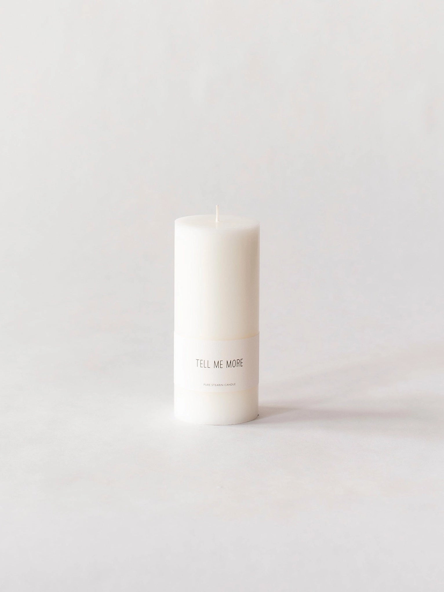 The block candles are the perfect choice for creating an inviting and elegant atmosphere. The smooth surface of the candles gives them a sleek look, making them easy to pair with various interior styles. Made from pure stearin, they burn with a beautiful flame and have a long burn time. The block candles are perfect for placing in a lantern or on a plate – your personal style sets the tone. The pillar candles are available in three different sizes.