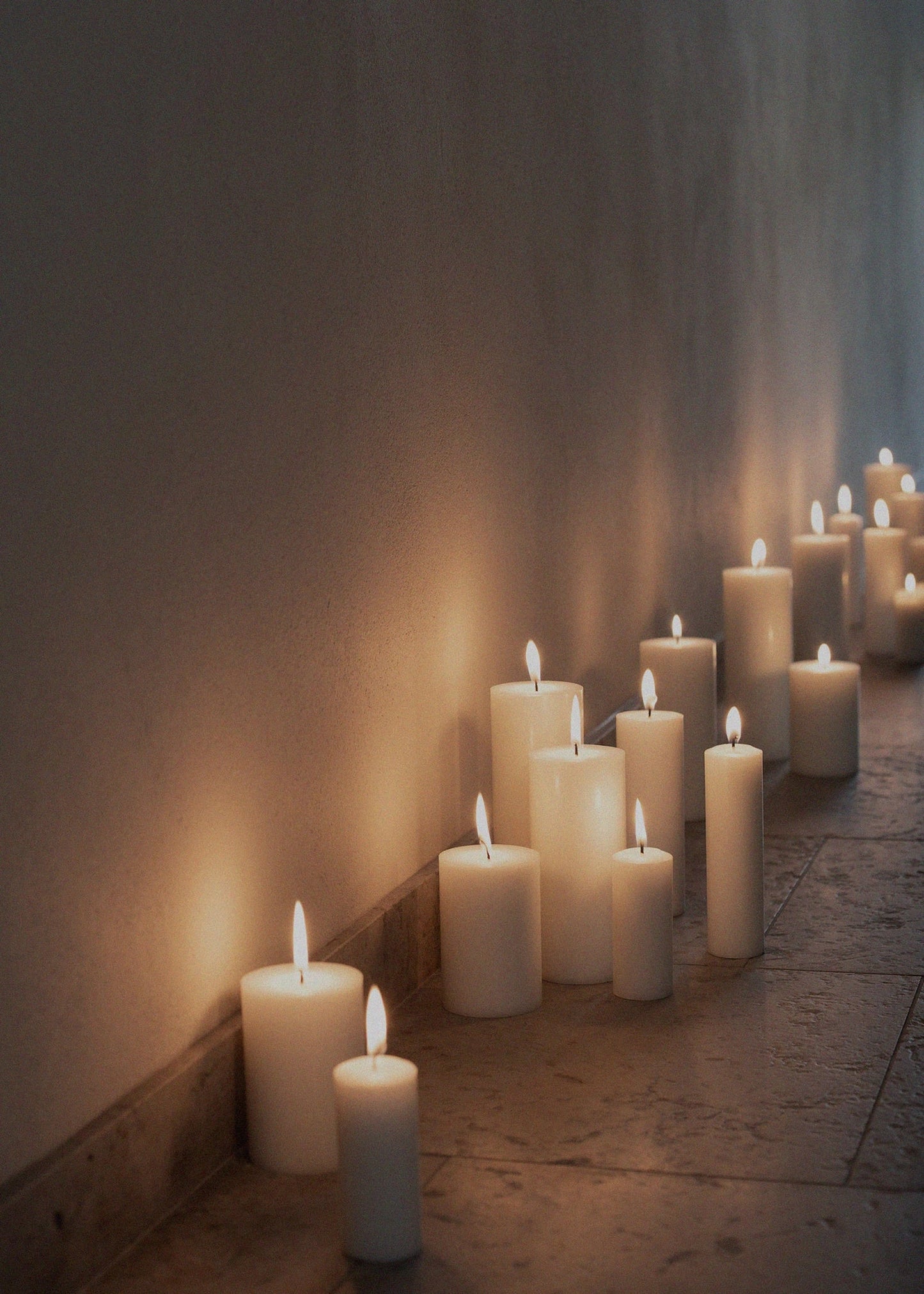 The block candles are the perfect choice for creating an inviting and elegant atmosphere. The smooth surface of the candles gives them a sleek look, making them easy to pair with various interior styles. Made from pure stearin, they burn with a beautiful flame and have a long burn time. The block candles are perfect for placing in a lantern or on a plate – your personal style sets the tone. The pillar candles are available in three different sizes.