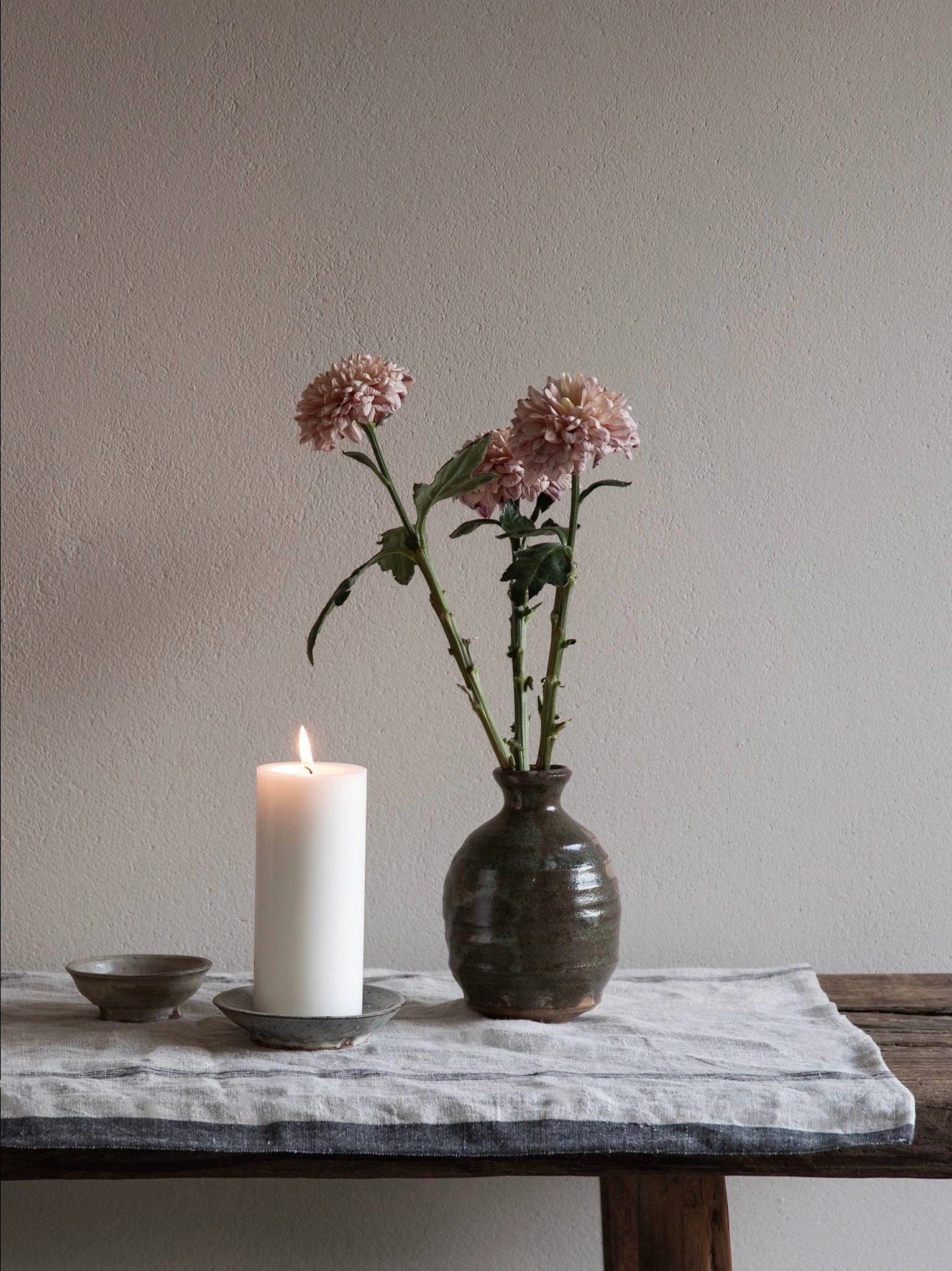 The block candles are the perfect choice for creating an inviting and elegant atmosphere. The smooth surface of the candles gives them a sleek look, making them easy to pair with various interior styles. Made from pure stearin, they burn with a beautiful flame and have a long burn time. The block candles are perfect for placing in a lantern or on a plate – your personal style sets the tone. The pillar candles are available in three different sizes.