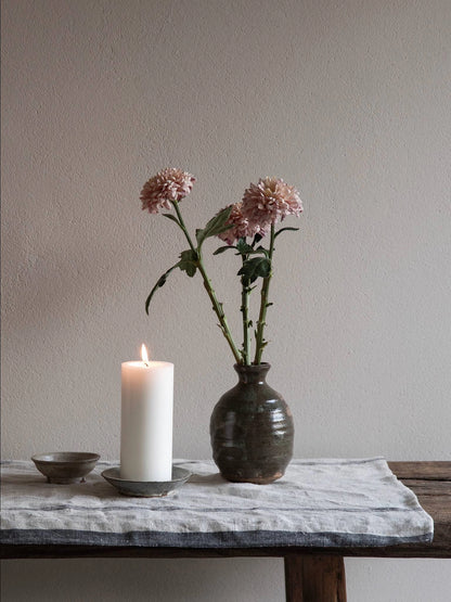 The block candles are the perfect choice for creating an inviting and elegant atmosphere. The smooth surface of the candles gives them a sleek look, making them easy to pair with various interior styles. Made from pure stearin, they burn with a beautiful flame and have a long burn time. The block candles are perfect for placing in a lantern or on a plate – your personal style sets the tone. The pillar candles are available in three different sizes.