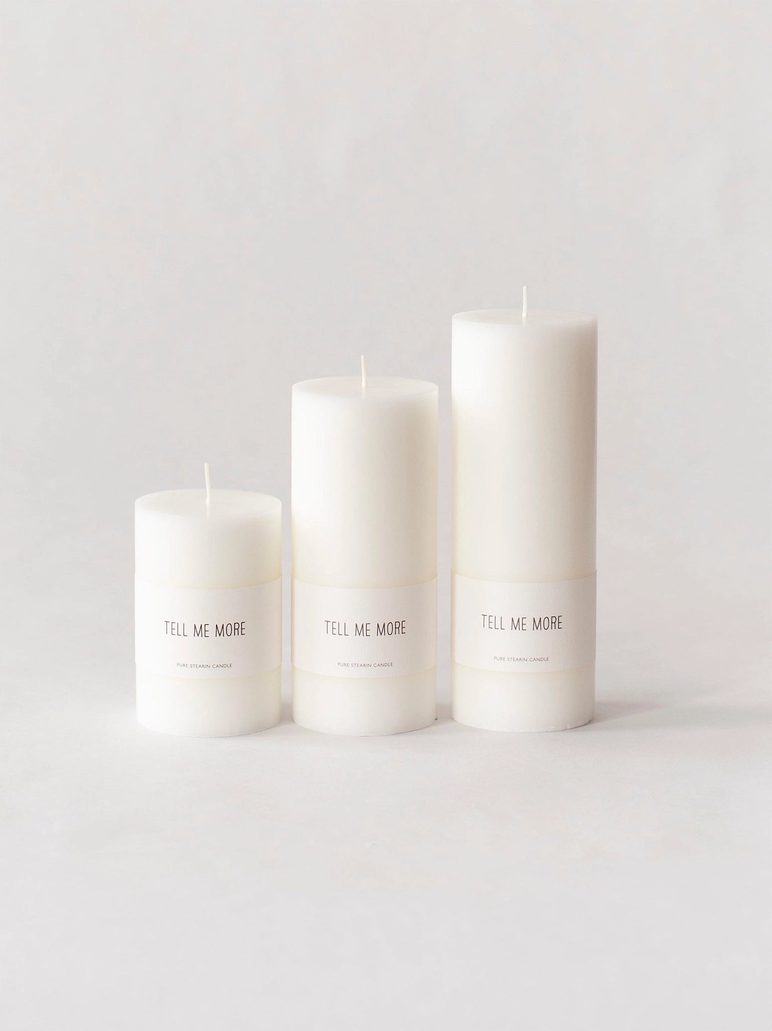 The block candles are the perfect choice for creating an inviting and elegant atmosphere. The smooth surface of the candles gives them a sleek look, making them easy to pair with various interior styles. Made from pure stearin, they burn with a beautiful flame and have a long burn time. The block candles are perfect for placing in a lantern or on a plate – your personal style sets the tone. The pillar candles are available in three different sizes.