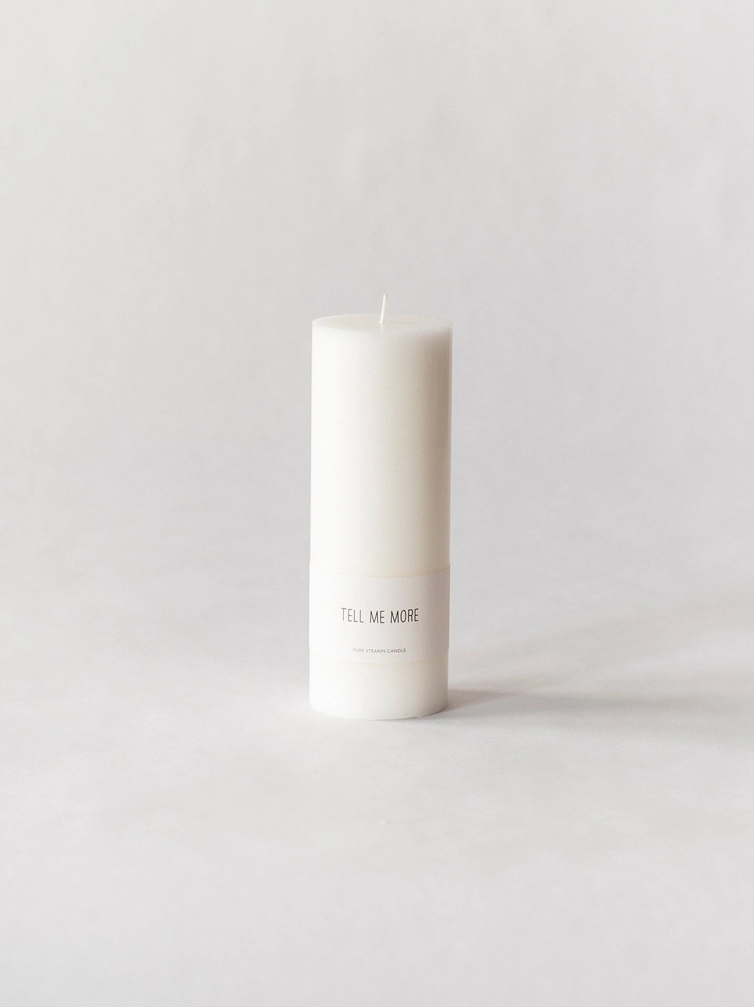 The block candles are the perfect choice for creating an inviting and elegant atmosphere. The smooth surface of the candles gives them a sleek look, making them easy to pair with various interior styles. Made from pure stearin, they burn with a beautiful flame and have a long burn time. The block candles are perfect for placing in a lantern or on a plate – your personal style sets the tone. The pillar candles are available in three different sizes.