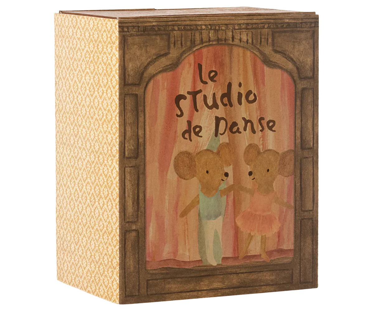 Open the doors of this magical box and explore a world of dance, stardust and storytelling. This set includes a paper box, that is both a dance studio and a cosy mouse house, as well as two mice dressed for hours of dance in their beautiful clothes. The bunk beds and the addition of the studio makes play even for exciting to be able to switch between locations after a long day of dance and be able to get some rest.
