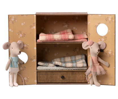 Open the doors of this magical box and explore a world of dance, stardust and storytelling. This set includes a paper box, that is both a dance studio and a cosy mouse house, as well as two mice dressed for hours of dance in their beautiful clothes. The bunk beds and the addition of the studio makes play even for exciting to be able to switch between locations after a long day of dance and be able to get some rest.