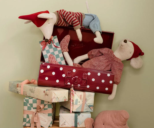 This mouse in size maxi wears his Christmas hat and warm sweater - the ears are made in extra thick fabric to keep them warm. This sweet mouse in size maxi wears a knitted Christmas hat and socks together with a beautiful red dress - the ears are made in extra thick fabric to keep them warm.