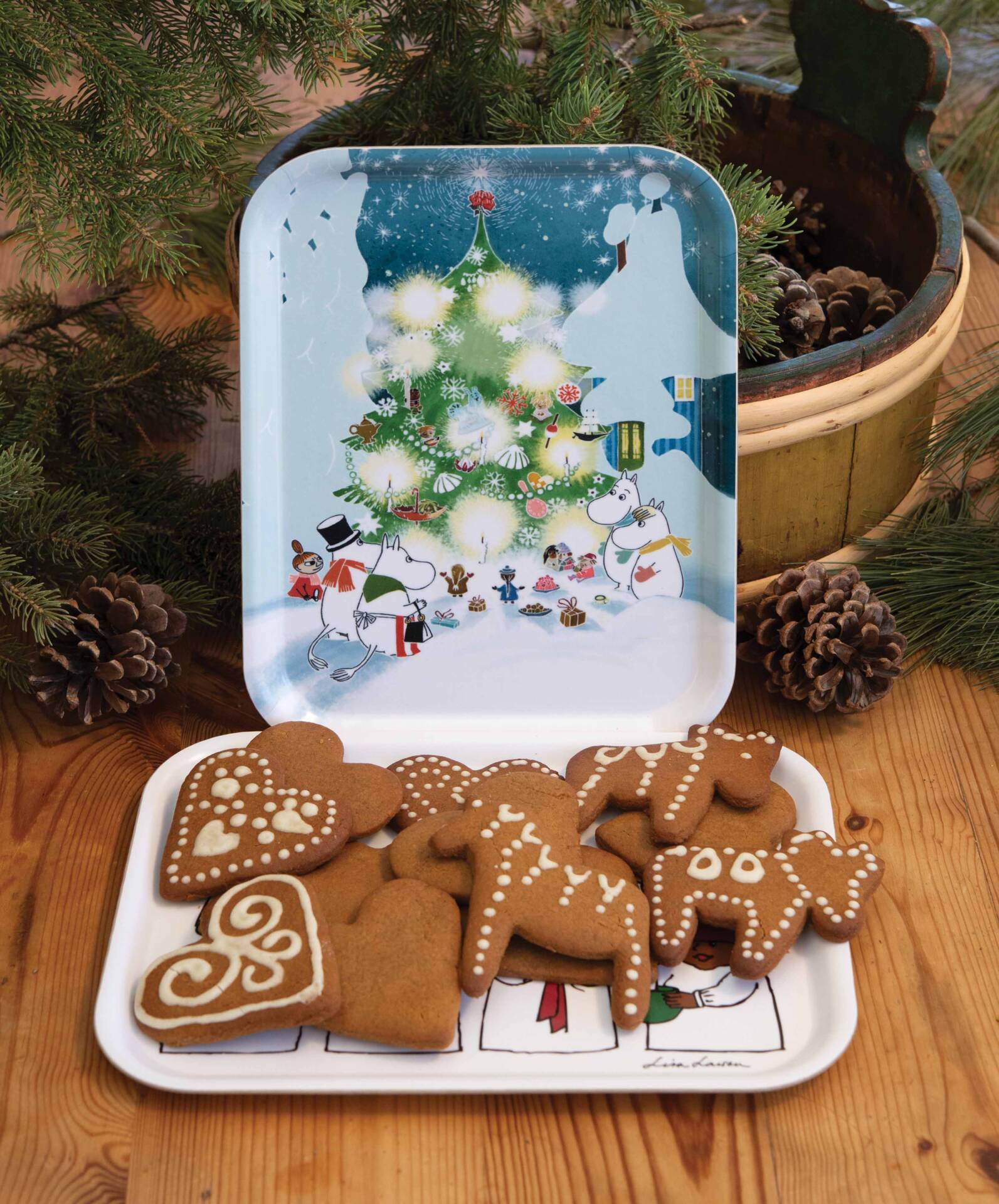 Decorative Christmas tin with gingerbread cookies on a wooden surface