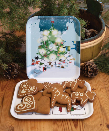 Decorative Christmas tin with gingerbread cookies on a wooden surface