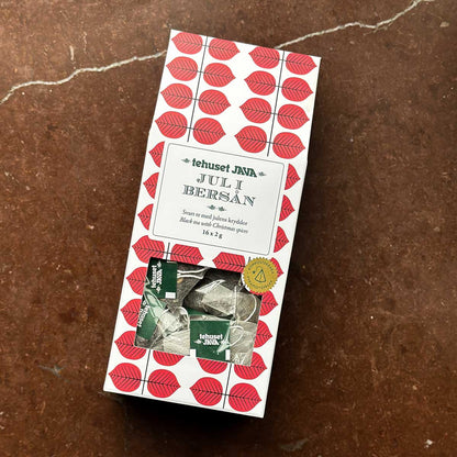 Tea bags with a Christmas blend of black tea flavored with apple, cloves, cinnamon and orange. Beautifully wrapped in a package with Stig Lindberg's famous Berså pattern.