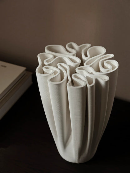 Echoing the elaborate patterns of a 'Dédales' or labyrinth, the Dedali Vase is a fusion of art and utility. Crafted from 3D-printed ceramic, its labyrinth-like top is not only aesthetically pleasing but also functional for arranging flowers in a voluminous, Ikebana-style.