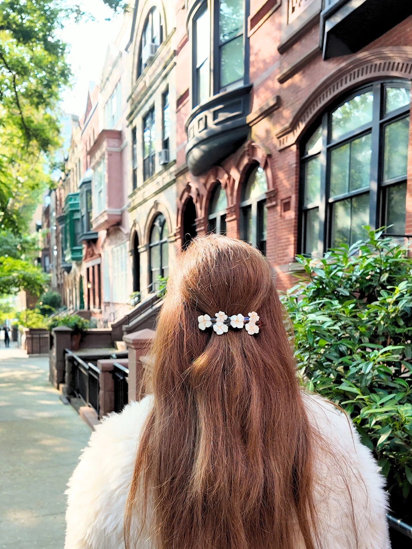 The Vintage Flowers French Barrette is hand-painted with delicate floral motifs inspired by antique wallpaper, pressed petals, and the soft elegance of a bygone era. It’s a graceful nod to vintage charm—perfect for sweeping back your hair with ease and beauty.