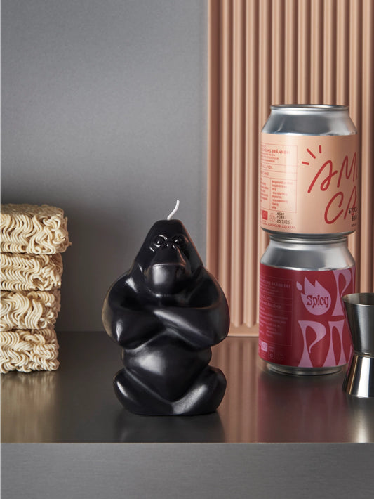 The gorilla invites each viewer to make their own interpretation of its inscrutable exterior. That it attracts attention is in any case indisputable. The Gabba Gabba candle is made of 15% vegetable wax + 85% paraffin wax and has a burning time of 25+ hours. Design by Ludvig Löfgren.&nbsp;