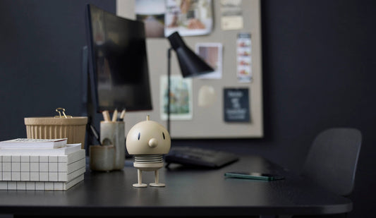 Now the happy Hoptimists not only delight the eyes and soul, but also the ears. With the colorful Hoptimist wireless speaker, you can surround yourself with all the things you like to listen to. The speaker brings joy to your home, whether you let it move to your desk, your favorite corner or your bedside table. The speaker's touch function makes it easy to switch on, off and adjust the volume with a light touch. After 4.5 hours of charging, the speaker is ready to spread music and good vibes for up to 5-6 