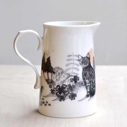 The jug is here to serve you milk for your morning coffee, a rich mushroom sauce for your dinner, or maybe just to display a bouquet of handpicked wild flowers? Let the variety of plants and animals inspire you and make your home a little bit more wild