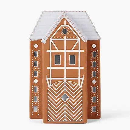 Kähler Gingerbread is a modern gingerbread house from Kähler, where the combination of a charming expression and handmade design traditions meets the warmth of the tealights creating both style and coziness on dark December evenings. The lighthouses have a brown, matte exterior similar to gingerbread dough. They are decorated with white, shiny decorations and have white roofs like frosting. As an important detail, the gingerbread houses are white glazed inside reflecting the warm light from the tealight 