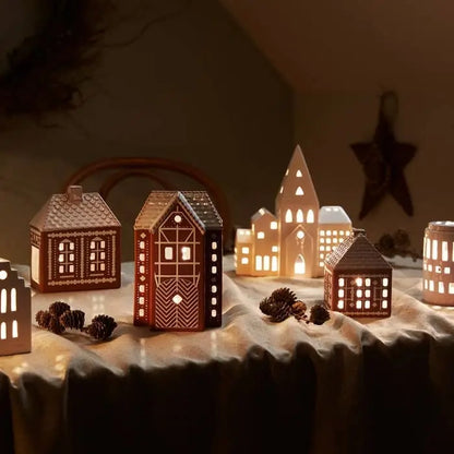 Kähler Gingerbread is a modern gingerbread house from Kähler, where the combination of a charming expression and handmade design traditions meets the warmth of the tealights creating both style and coziness on dark December evenings. The lighthouses have a brown, matte exterior similar to gingerbread dough. They are decorated with white, shiny decorations and have white roofs like frosting. As an important detail, the gingerbread houses are white glazed inside reflecting the warm light from the tealight 