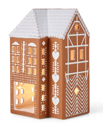 Kähler Gingerbread is a modern gingerbread house from Kähler, where the combination of a charming expression and handmade design traditions meets the warmth of the tealights creating both style and coziness on dark December evenings. The lighthouses have a brown, matte exterior similar to gingerbread dough. They are decorated with white, shiny decorations and have white roofs like frosting. As an important detail, the gingerbread houses are white glazed inside reflecting the warm light from the tealight 