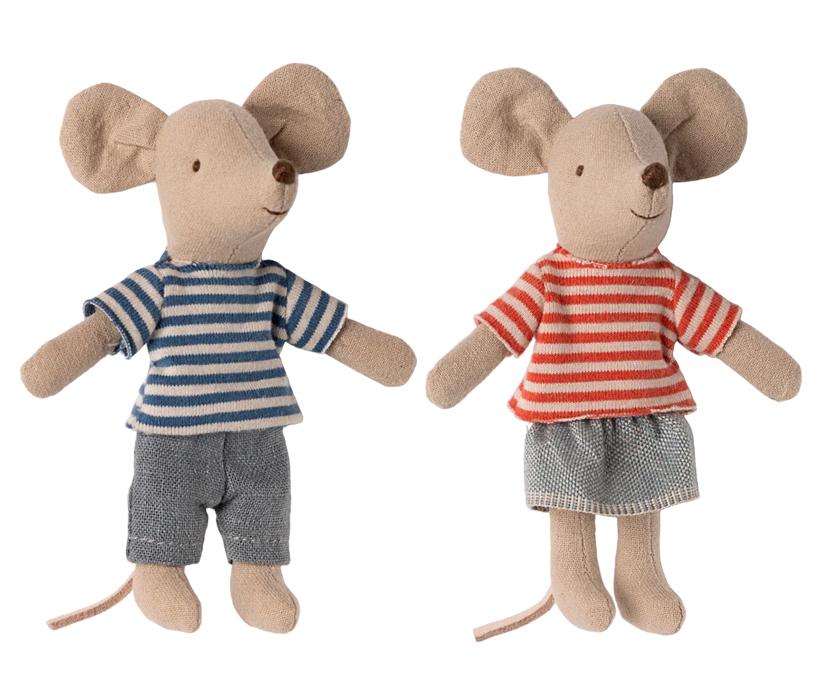 Meet little brother mouse LouiMax and his sister Stella. Both wear cosy striped shirts and love spending time together in the SuitCasa, always ready for endless playful adventures. With their magnetic paws, these siblings can hold on tight to metal toys, as well as each other. They come packaged together in a mini cardboard house, making them a delightful gift and a charming collectible.