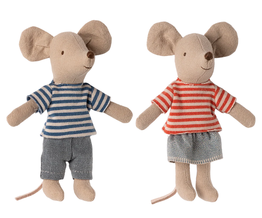 Meet little brother mouse LouiMax and his sister Stella. Both wear cosy striped shirts and love spending time together in the SuitCasa, always ready for endless playful adventures. With their magnetic paws, these siblings can hold on tight to metal toys, as well as each other. They come packaged together in a mini cardboard house, making them a delightful gift and a charming collectible.