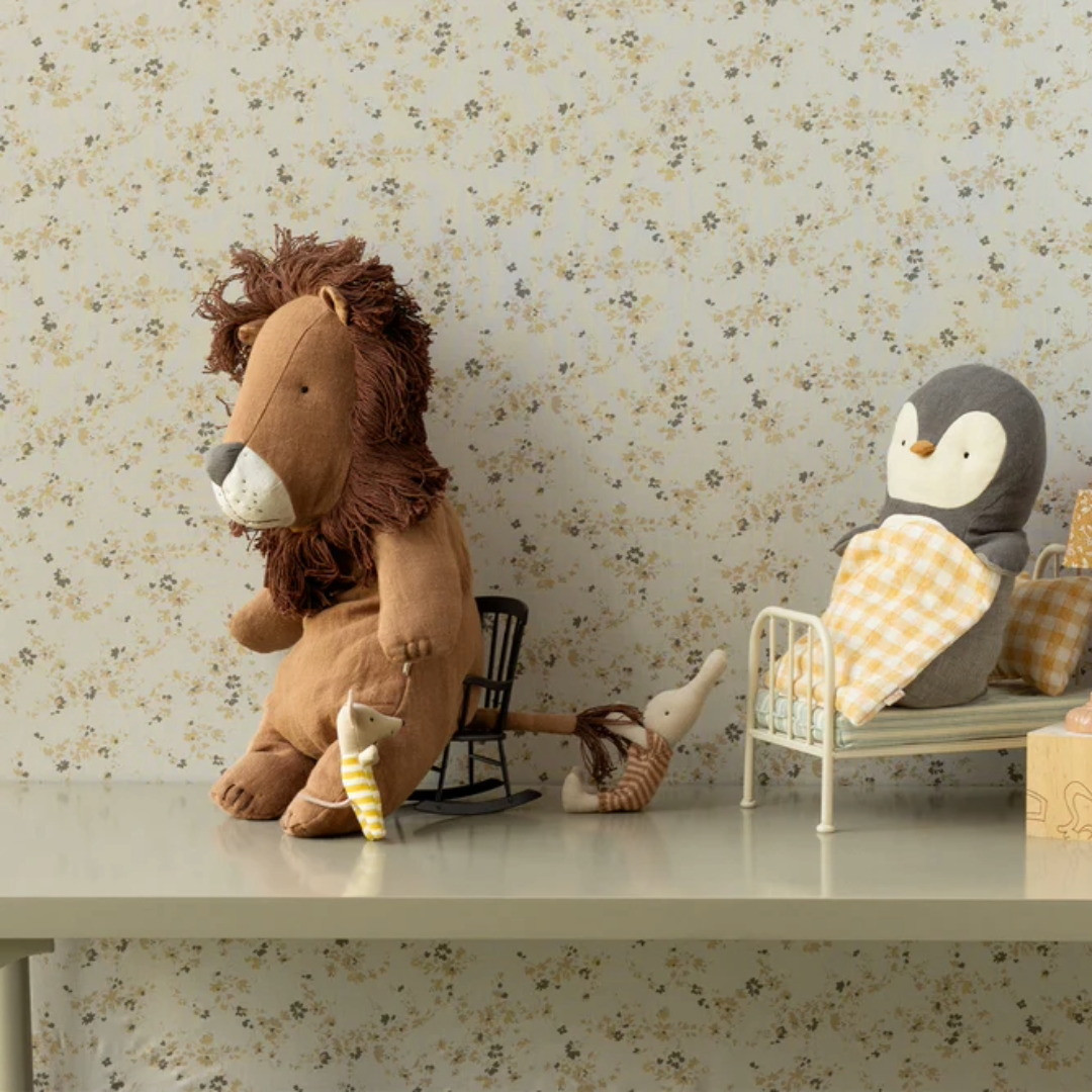 Maileg Safari Friends Lion and Penguin with more friends in a cute cottage with flowery wallpaper. 