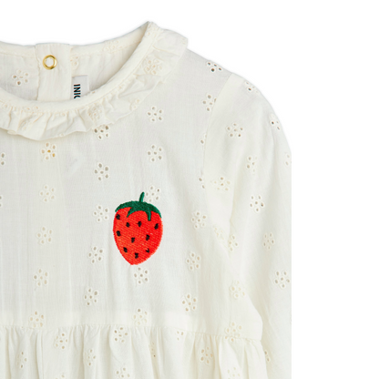 This Mini Rodini Strawberry Jumpsuit is a delightful organic cotton outfit designed just for kids. Its crisp white fabric is soft and gentle on little skin, while shiny gold snap buttons add a fun touch and make dressing a breeze. Perfect for playful days, this jumpsuit combines comfort with charming details like the strawberry that kids and parents will love.