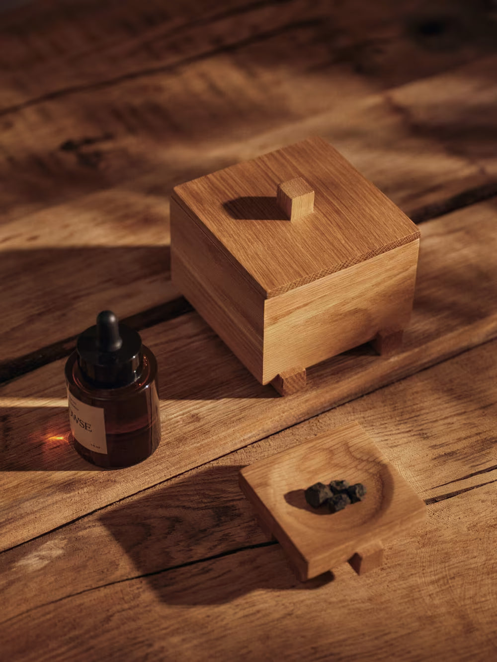 Store your most treasured small items in the Moku Box, an FSC™-certified solid oak box set on elevated, beam-like feet. Refined wood joinery underscores the meticulous craftsmanship and warm materiality, while the overall silhouette remains minimal. The Moku Box is well suited to a bedside table, desk, or shelf, adding a subtle visual accent.